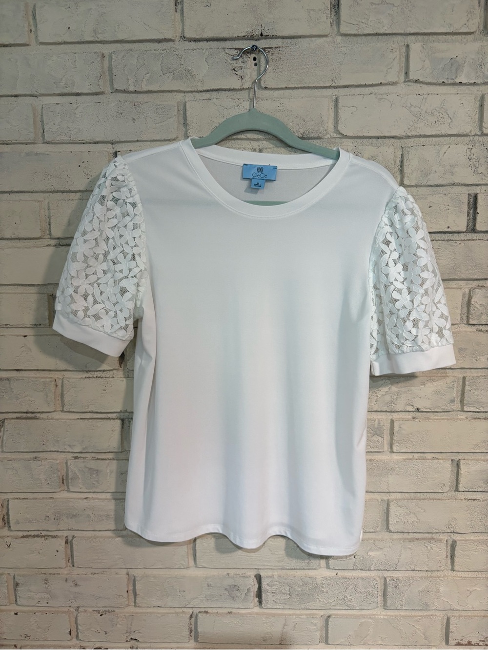 CECE size M White Top with Floral Lace Short Sleeves NWOT